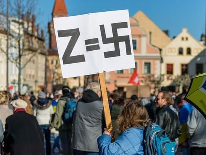 Pancarta en una manifestación el pasado día 13 en Cottbus, Alemania, que compara la zeta de apoyo a la invasión de Ucrania con la esvástica nazi.