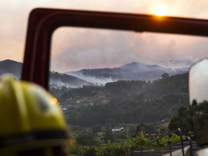 Un trabajador de los servicios de extinci&oacute;n, en Arbo esta tarde.