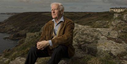 John le Carr&eacute;, en su casa de Cornualles en 2008.