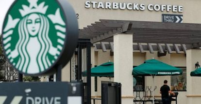 Un trabajador recoge los muebles del Starbucks de Oceanside, EE UU para su clausura el 29 de mayo.