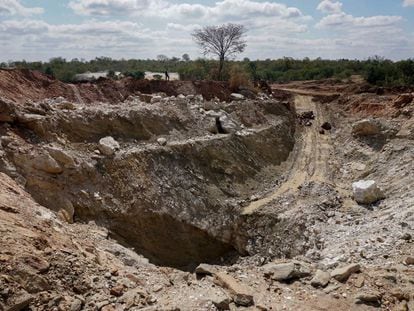 Degradación medioambiental causada por la extracción de litio en el distrito de Mudzi, Zimbabue.