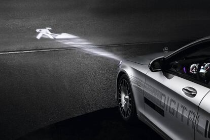 Cada faro del sistema Digital Light, de Mercedes-Benz, cuenta con un millón de microespejos controlados por procesadores de alta potencia.
