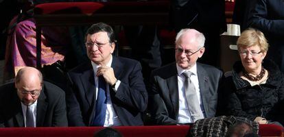 Manuel Barroso (2i) y el presidente del Consejo Europeo Herman Van Rompuy (2d), junto a su mujer Geertrui Windels, momentos antes del comienzo de la misa inaugural del pontificado del papa Francisco.