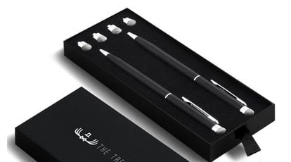 Su diseño que simula al de una pluma tradicional lo hace totalmente diferente y con un aspecto que llama la atención. Además, se puede utilizar tanto como stylus o como si fuera un bolígrafo, ya que incluye todo lo necesario para ello. Al comprar el accesorio se incluyen recambios para los dos tipos de uso y, todo ello, con un acabado metálico de lo más llamativo.