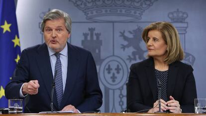 Méndez de Vigo i Fátima Bañez durant la roda de premsa .