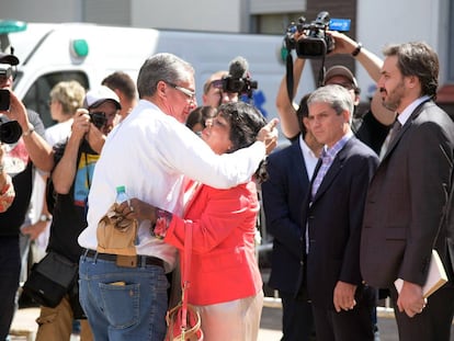 Norma G&oacute;mez, hermana del soldado Eduardo G&oacute;mez, se abraza con otro familiar en la secretar&iacute;a de Derechos Humanos.