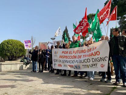Inspectores de trabajo se manifiestan frente a la sede del Ministerio este miércoles en Madrid.