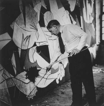 Pablo Picasso pinta el 'Guernica' en 1937, fotografiado por la pintora y fotógrafa Dora Maar en su estudio de París.