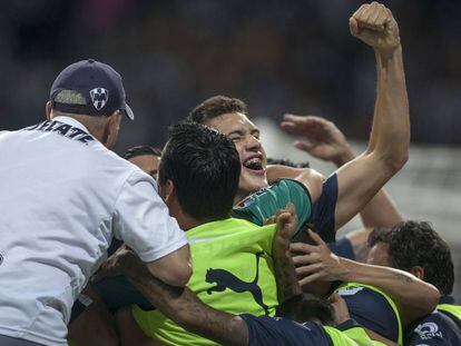 C&eacute;sar Montes del Monterrey celebra su gol frente a Tigres en las finales de la Liga MX