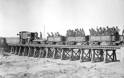 El ferrocarril de Tistuti a Dar Drius a su paso por el rio Igan en los años veinte del siglo pasado.