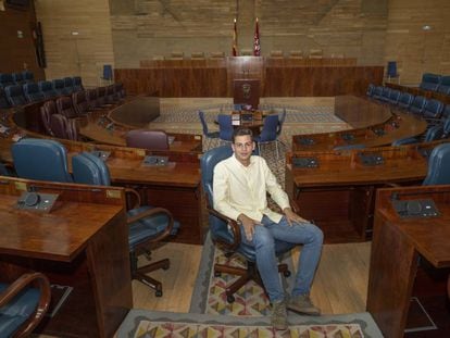 El diputado socialista de la Asamblea Javier Guardiola, en el hemiciclo.