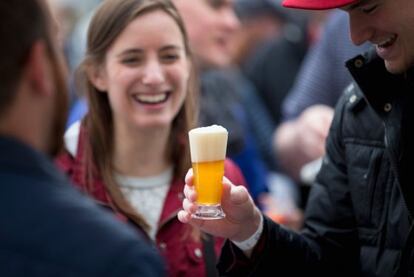 Un grupo de asistentes al festival de la cerveza en Chicago el 9 de mayo.