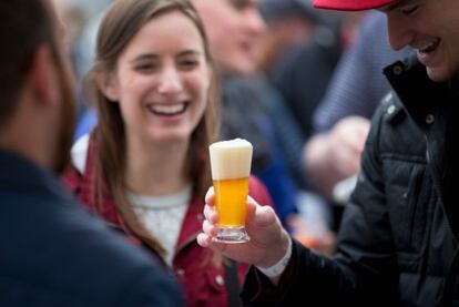 Un grup d'assistents al festival de la cervesa a Chicago el 9 de maig.