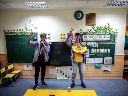 Una maestra y una especialista en lengua de signos imparten una clase en el colegio Ponce de León, en Madrid.