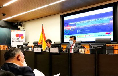 Alicia Cantero (Greenpeace y grupo motor de Futuro en Común) y Ernesto Soria (OCDE) en la intervención inicial del acto, mientras Enrique Santiago, secretario de Estado para la Agenda 2030 escucha.