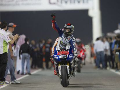 Lorenzo celebra la victoria al final de la carrera de ayer. 