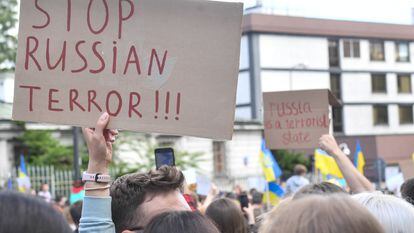 Protesta frente a la Embajada de la Federación rusa en Varsovia, Polonia, el 17 de julio.