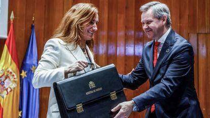 La nueva ministra de Sanidad, Mónica García, recibe la cartera de su predecesor José Manuel Miñones durante la ceremonia de traspaso de cartera, este martes.
