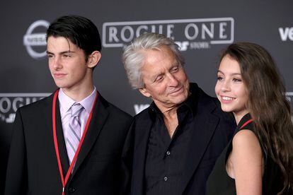 Douglas con sus hijos Dylan y Carys Zeta.