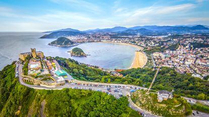 Vista aérea de San Sebastián, con el monte Igueldo al fondo.