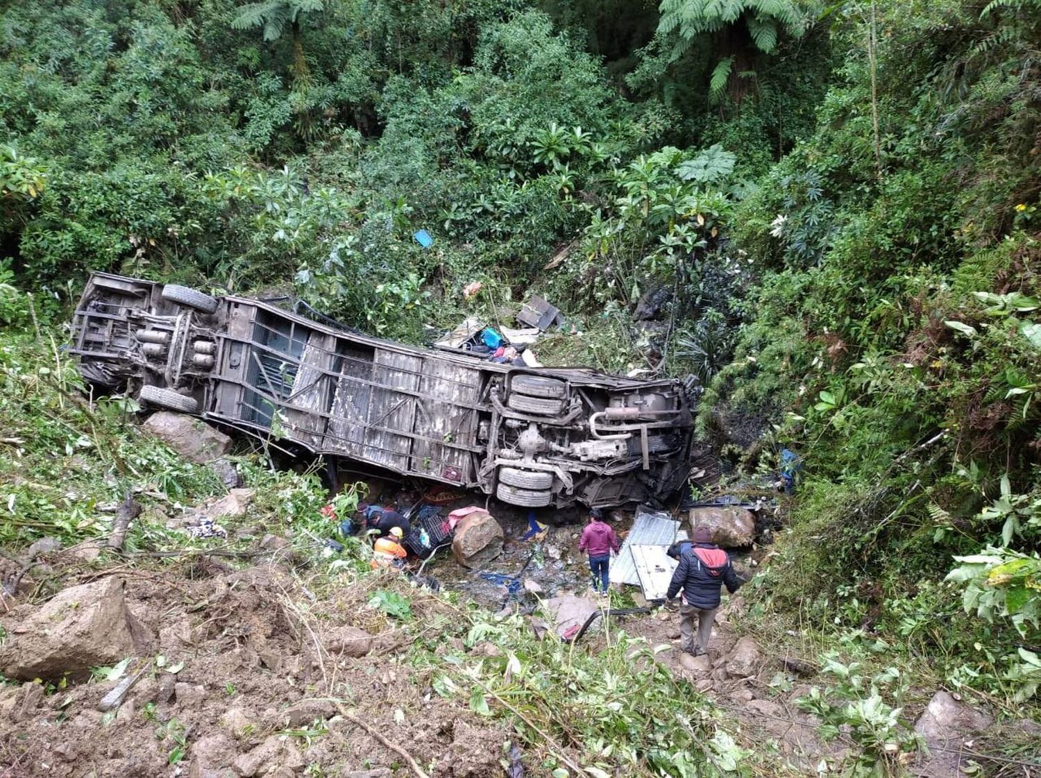 Las labores de rescate del autobús que cayó por un barranco en Cochabamba, Bolivia.