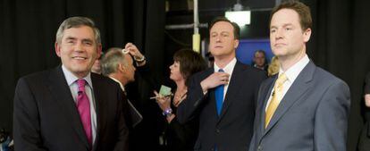 De izquierda a derecha, Gordon Brown, David Cameron y Nick Clegg, antes del debate televisado, en las elecciones legislativas de 2010.  