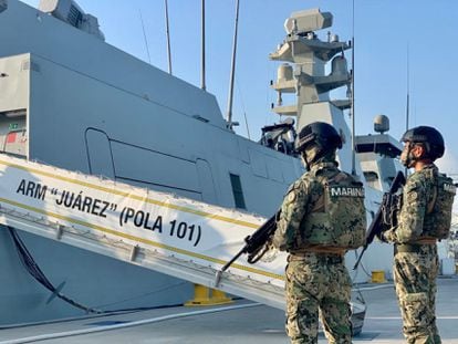 Dos miembros de la Marina de México, en Manzanillo (Colima) en octubre de 2020.