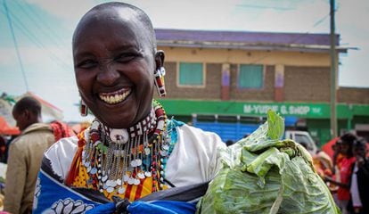Noolaisanka Leposo en el mercado de Narok de los domingos, donde va a comprar algo de comida.