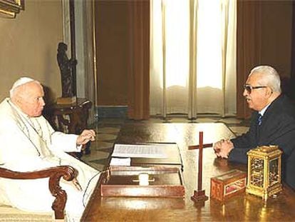 El papa Juan Pablo II charla con el viceprimer ministro iraquí, Tarek Aziz, en su biblioteca privada ayer en el Vaticano.