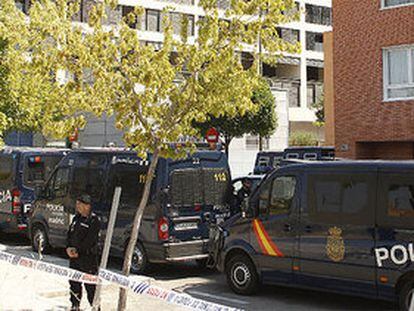 Decenas de agentes, en el número 3 de la Cuevas de Altamira del barrio madrileño de Carabanchel Alto.