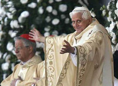 Benedicto XVI, durante la misa de ayer frente a la basílica de Aparecida en su último día de visita a Brasil.