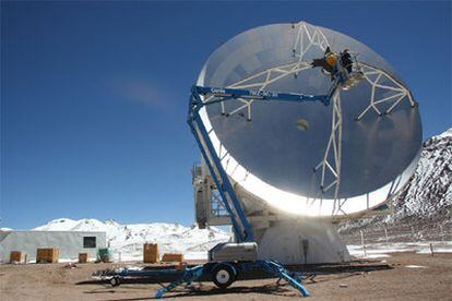 Los expertos ajustan la antena del telescopio Apex, en Chajnantor (Chile), que es el prototipo del futuro Alma.