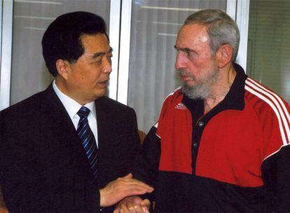 Fidel Castro saluda a Hu Jintao durante su visita a La Habana.