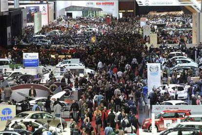 Cientos de personas visitan el salón del automóvil de Ginebra (Suiza).