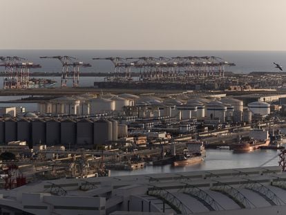 Depósitos de gas y combustibles en el Puerto de Barcelona.