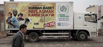 Un camión de IHH aparcado ante la sede de la ONG en la ciudad turca de Kilis.