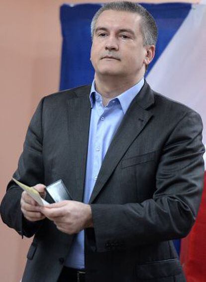 Axiónov se dirige a depositar su papeleta en un colegio de Simferópol, durante las elecciones celebradas en Crimea el pasado 16 de marzo.