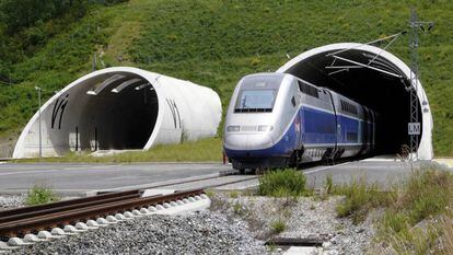 Tren de la operadora francesa SNCF en el túnel del Pertús.