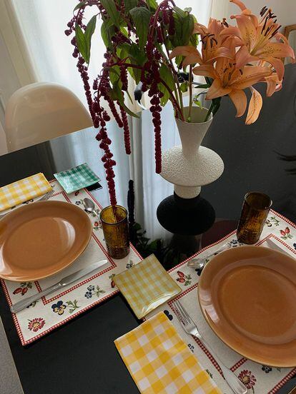 Blanca Miró está detrás de @blanca_a_table, una cuenta de Instagram dedicada en su totalidad a la decoración de mesas.