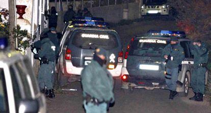 Agentes de la Guardia Civil en las inmediaciones del cortijo del municipio almeriense de Abrucena, el pasado 2012.