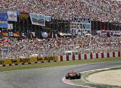 Abarrotadas gradas del circuito de Montmeló durante la carrera de ayer.