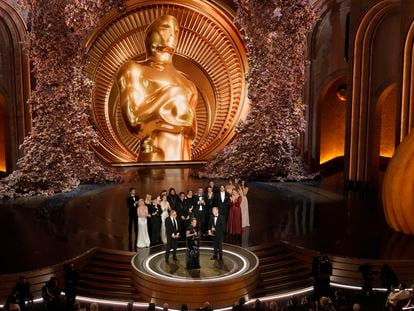 El equipo de 'Oppenheimer' durante la entrega del Oscar a la mejor película.