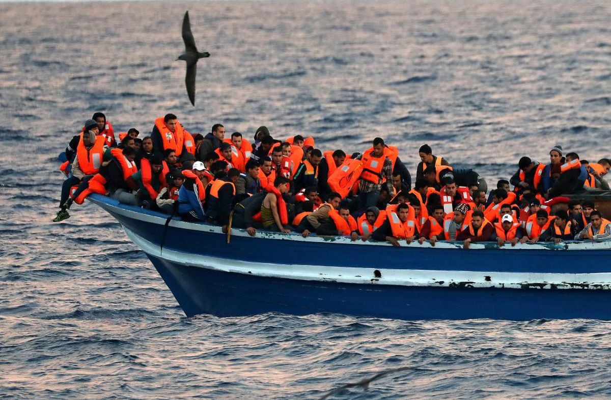 L’Italia avvia il salvataggio di tre barconi con oltre mille migranti vicino alle sue coste |  Internazionale