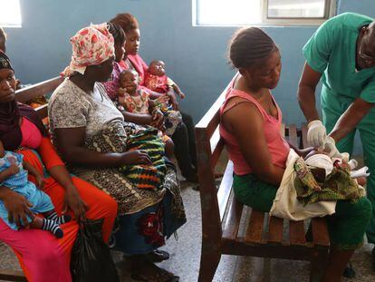 Saidu Kay Sesay vacuna a varios niños en el hospital infantil Princess Christian de Freetown, Sierra Leona, en marzo de 2015.