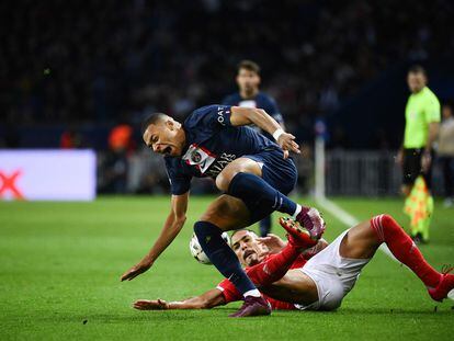 Mbappé se duele de una entrada en el partido entre el PSG y el Benfica este martes en París.