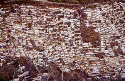 Las salinas de Maras son un impresionante complejo de extracción de sal formado por más de 3.000 pozas de diferentes tamaños en la ladera.