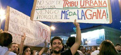 Algunos de los miles de integrantes del Movimiento 15 de mayo que se han concentrado esta tarde en la Puerta del Sol