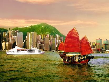 El puerto de Hong Kong, con un barco tradicional y un crucero moderno.