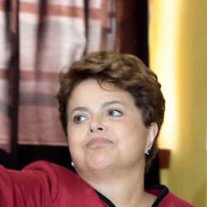 La candidata del partido de los Trabajadores (PT) a la presidencia de Brasil, Dilma Rousseff, votó hoy en la ciudad de Porto Alegre.