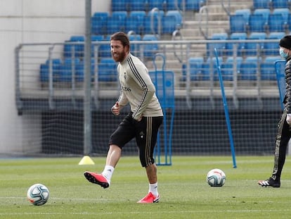 Sergio Ramos (i) y Gareth Bale (d), junto a su entrenador, Zinedine Zidane, este lunes, durante un entrenamiento del Real Madrid.